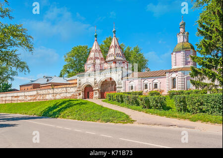Die Heiligen Pforten der Rizopolozhensky Kloster (Ablagerung von der Robe) dienen zum Haupteingang der mittelalterlichen befestigten Kloster, Suzdal, Russland. Stockfoto