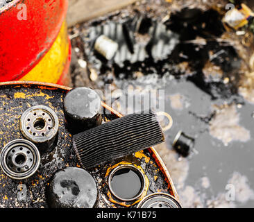 Gebrauchte Ölfilter für geringe Schärfentiefe Stockfoto