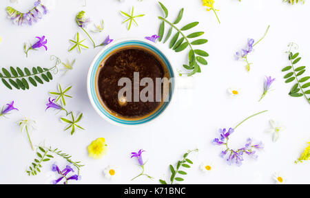 Tasse Kaffee und bunten Blumen auf weißem Hintergrund Stockfoto