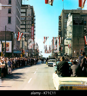 Präsident John F. Kennedy's motorcade Auf der Main Street bei Griffin Street in Dallas, Texas, das am 22. November 1963, kurz bevor der Präsident Kennedy ermordet wurde. Foto von Cecil Stoughton. Stockfoto