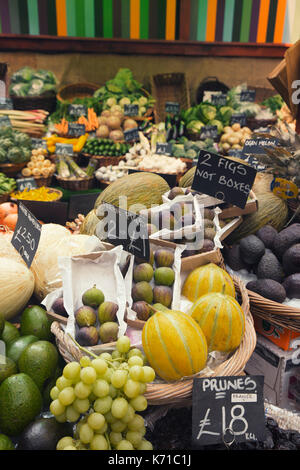 Frisches Obst und Gemüse auf dem Markt Stockfoto