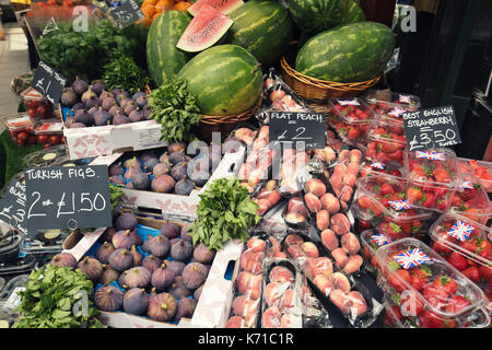 Frische Früchte auf Borough Market Stall in London, Großbritannien Stockfoto