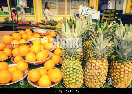 Frische Ananas und Orangen zum Verkauf auf Marktstand Stockfoto