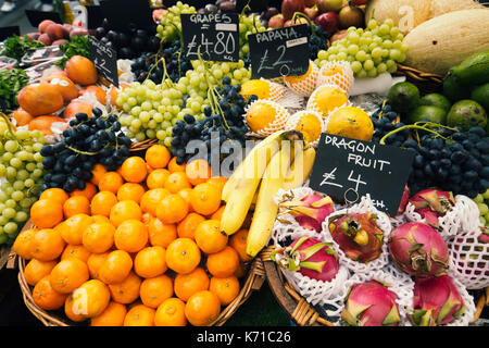 Auswahl an verschiedenen Früchten auf Indoor Markt Stockfoto