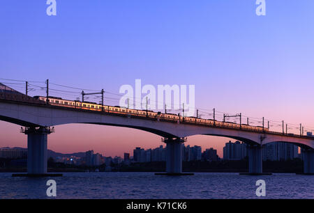 Seoul, Republik Korea - 24.10.2015: Grüne Linie der U-Bahn Brücke über den Fluss Han in twiilight, Seoul. Stockfoto