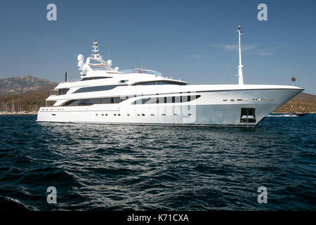Großen Luxus motor yacht in das Blau des Meeres Stockfoto