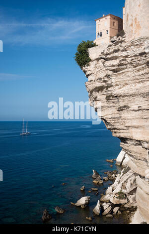 Häuser auf steilen Felsen mit Überstand in Bonifacio, Korsika, Frankreich Stockfoto