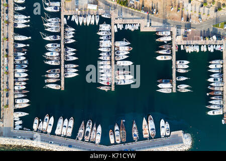 Luftaufnahme von Booten und Yachten in der Marina von Portisco, Sardinien, Italien Stockfoto