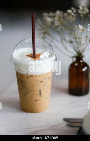 Eiskaffee Schlagsahne Milch im Kaffee shop auf Tisch Stockfoto