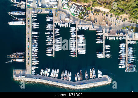 Luftaufnahme von Booten und Yachten in der Marina von Portisco, Sardinien, Italien Stockfoto