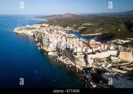 Luftaufnahme von Kalksteinfelsen und die Altstadt von Bonifacio, Korsika, Frankreich Stockfoto