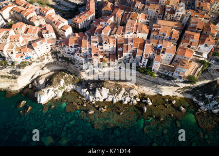 Häuser auf einem Kalkfelsen hoch über dem Mittelmeer. Bonifacio, Korsika, Frankreich Stockfoto