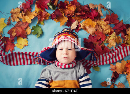 zwei Jahre alter Junge träumt im Herbst Stockfoto