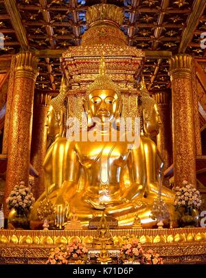 Nan, THAILAND - 21. August 2017: Goldene vier Buddha Bild in der Aula der Wat Phumin oder Phu min Tempel in der Provinz Nan, NorthThailand Stockfoto