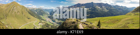 Panorama auf das Tal der Leventina und die umliegenden Berge von der Straße zum Gotthardpass, Schweiz Stockfoto