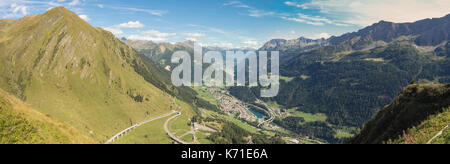 Panorama auf das Tal der Leventina und die umliegenden Berge von der Straße zum Gotthardpass, Schweiz Stockfoto
