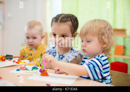 Kinder tun und Kunsthandwerk in Kindertagesstätte Stockfoto