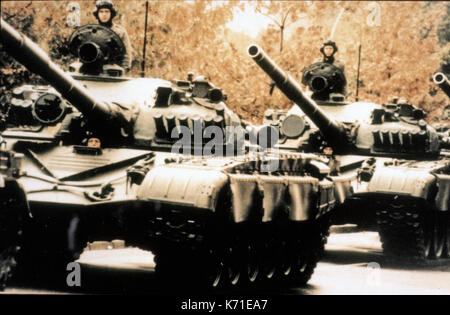 United States Department of Defense hat seine 1985 Bewertung der sowjetischen Militärmacht im Pentagon in Washington DC am 2. April 1985. Die Freigabe erklärt "Die 50 Panzerdivisionen der Bodentruppen der UDSSR gehören wachsenden numbersof modernen Kampfpanzern wie dem T-72, hier gesehen, der T-64 und der T-80." Quelle: Departement für Verteidigung über CNP/MediaPunch Stockfoto