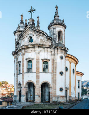 Fassade, Außenansicht der Kirche Nossa Senhora do Rosario, Beispiel kolonialer und barocke Architektur in Belo Horizonte, Minas Gerais, Brasilien. Stockfoto