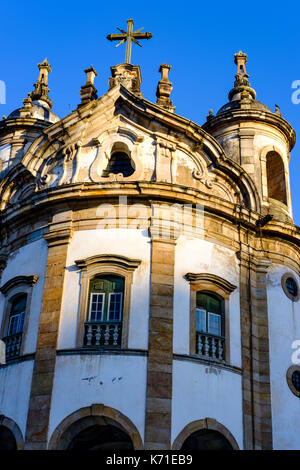 Fassade, Außenansicht der Kirche Nossa Senhora do Rosario, Beispiel kolonialer und barocke Architektur in Belo Horizonte, Minas Gerais, Brasilien. Stockfoto