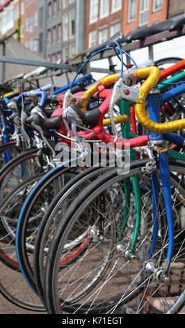 Viele gebrauchte Rennräder für den Verkauf in der Flohmarkt im Freien in einer Stadt Stockfoto