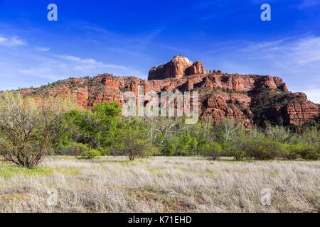 Cathedral Rock Sandstone Cliffs Panoramablick auf die Landschaft mit Green Valley und Blue Skyline im Red Rock State Park Sedona, Arizona, USA Stockfoto