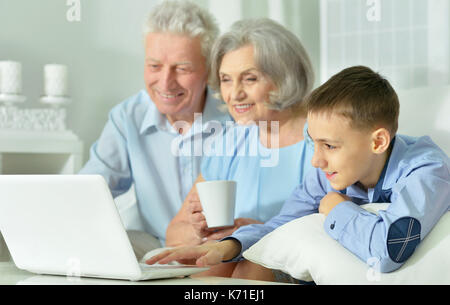 Großeltern und Enkel mit Laptop Stockfoto
