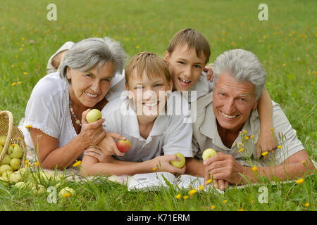 Großeltern mit Kinder im park Stockfoto