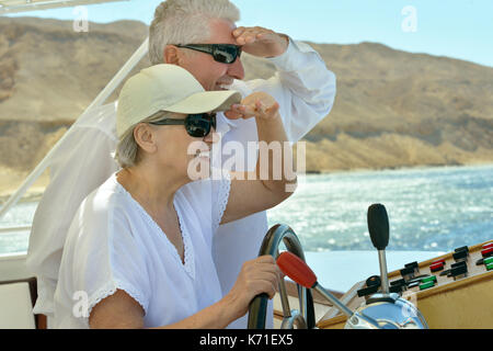 Ältere Paare ruht auf Yacht Stockfoto