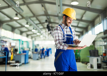 Die moderne industrielle Maschinenbediener in der Fabrik arbeiten Stockfoto