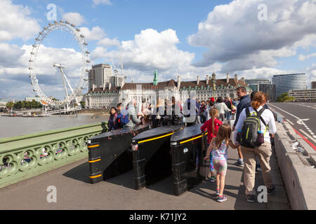 Barrieren schützen Fußgänger auf die Westminster Bridge, London, England, Großbritannien Stockfoto