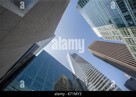 Blickte zu Wolkenkratzern in Midtown Manhattan, New York City Stockfoto