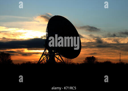 Die MERLIN Radioteleskop bei Sonnenuntergang. Mullard Observatorium liegt im Süden von Cambridge, Großbritannien. Stockfoto