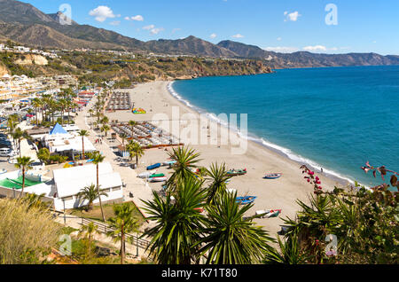 Playa Burriana Sandstrand im beliebten Urlaubsort Nerja, Provinz Malaga, Spanien Stockfoto