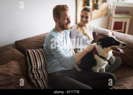 Schönes Paar Entspannung zu Hause und lieben Ihren Hund Stockfoto