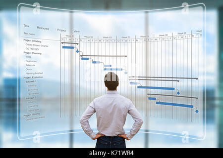 Projekt Manager bei AR-mit Gantt-diagramm planen oder planen, Aufgaben und Termine Stockfoto