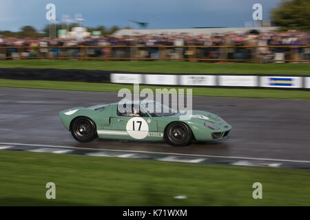 Ford GT40 fährt am Sonntag beim Goodwood Revival 2017 Meeting auf der Goodwood-Rennstrecke in West Sussex, England, Großbritannien, in der Pfingsttrophäe Stockfoto