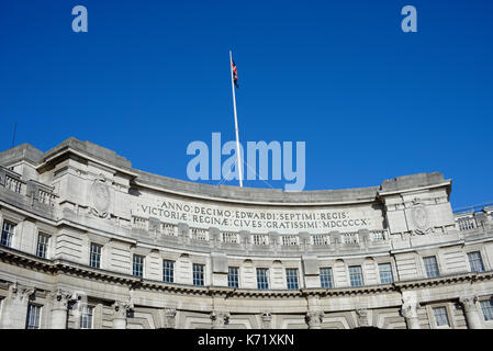 Spitze des Admiralitätsbogens mit lateinischer Inschrift in blauem Himmel Stockfoto