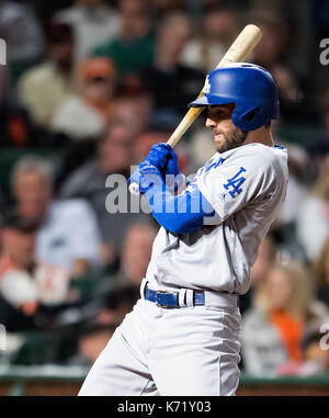 San Francisco, Kalifornien, USA. 13 Sep, 2017. Los Angeles Dodgers Mittelfeldspieler Chris Taylor (3) Nimmt eine inside Pitch während des sechsten Inning eines MLB Spiel zwischen den Los Angeles Dodgers und den San Francisco Giants bei AT&T Park in San Francisco, Kalifornien. Valerie Shoaps/CSM/Alamy leben Nachrichten Stockfoto