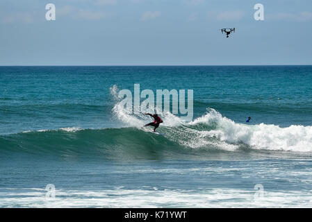 San Clemente, USA. 13. September 2017. Surfer konkurrieren Kopf an Kopf während der 2017 Hurley Pro Surf Contest im unteren Gerüste, San Onofre Park, CA. Surfer: Conner Sarg (USA). Credit: Benjamin Ginsberg/Alamy Leben Nachrichten. Stockfoto