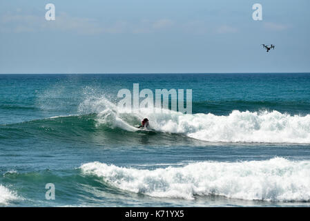 San Clemente, USA. 13. September 2017. Surfer konkurrieren Kopf an Kopf während der 2017 Hurley Pro Surf Contest im unteren Gerüste, San Onofre Park, CA. Surfer: Conner Sarg (USA). Credit: Benjamin Ginsberg/Alamy Leben Nachrichten. Stockfoto