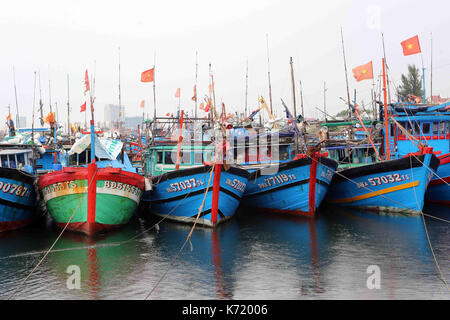 Da Nang, Vietnam. 14 Sep, 2017. Schiffe sind in einem Hafen Da Nang gesehen, central Vietnam, Sept. 14, 2017. Behörden aus der nördlichen Provinz Quang Ninh in Vietnam zu zentralen Khanh Hoa Provinz am Donnerstag verbot Schiffen aus dem Meer der nahenden Taifun Doksuri, zentrale Lenkung des Landes Ausschuss für die Vorbeugung von Naturkatastrophen und der Kontrolle zu vermeiden, sagte am Mittwoch. Credit: VNA/Xinhua/Alamy leben Nachrichten Stockfoto