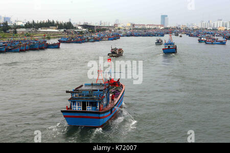 Da Nang, Vietnam. 14 Sep, 2017. Schiffe zurück zu einem Hafen der nahenden Taifun Doksuri in Da Nang zu vermeiden, central Vietnam, Sept. 14, 2017. Behörden aus der nördlichen Provinz Quang Ninh in Vietnam zu zentralen Khanh Hoa Provinz am Donnerstag verbot Schiffen aus dem Meer der nahenden Taifun Doksuri, zentrale Lenkung des Landes Ausschuss für die Vorbeugung von Naturkatastrophen und der Kontrolle zu vermeiden, sagte am Mittwoch. Credit: VNA/Xinhua/Alamy leben Nachrichten Stockfoto