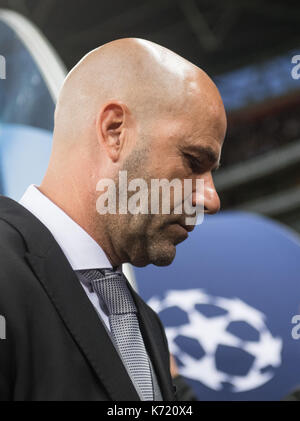 London, Großbritannien. 13 Sep, 2017. Der Dortmunder Manager Peter Bosz vor der Champions League Stadien Fußball Spiel zwischen Borussia Dortmund und Tottenham Hotspur im Wembley Stadion in London, England, 13. September 2017. Foto: Bernd Thissen/dpa/Alamy leben Nachrichten Stockfoto