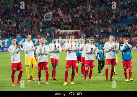 Leipzig, Deutschland. 13 Sep, 2017. Leipzig Spieler als ihre Fans am Ende der Champions League Gruppenspiel zwischen RB Leipzig und AS Monaco in der Red Bull Arena in Leipzig, Deutschland, 13. September 2017. Foto: Sebastian Kahnert/dpa-Zentralbild/dpa/Alamy leben Nachrichten Stockfoto