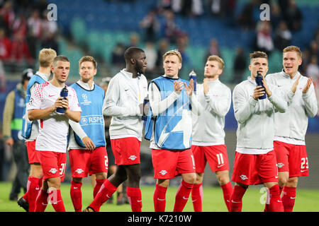 Leipzig, Deutschland. 13 Sep, 2017. Leipzig Spieler danken ihren Fans am Ende der Champions League Gruppenspiel zwischen RB Leipzig und AS Monaco in der Red Bull Arena in Leipzig, Deutschland, 13. September 2017. Foto: Jan Woitas/dpa-Zentralbild/dpa/Alamy leben Nachrichten Stockfoto