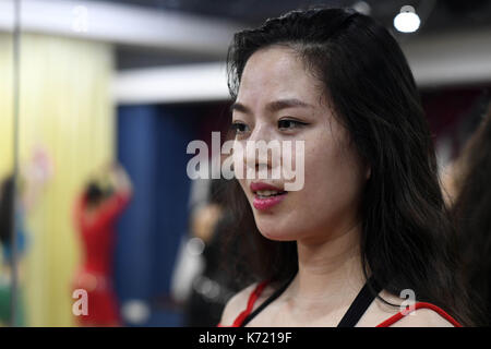 Chongqing, Chongqing, China. 14 Sep, 2017. Chongqing, China, 14. September 2017: (redaktionelle Verwendung. CHINA). Yang Xi'ou, ein acht Monate schwanger Frau, lehrt Bauchtanz an einem Tanz Studio im Südwesten Chinas Chongqing, September 14th, 2017. Yang ist der Gründer der Tanz Studio. Sie sagte, sie würde weiterhin Unterricht Bauchtanz bis Ende September. Credit: SIPA Asien/ZUMA Draht/Alamy leben Nachrichten Stockfoto