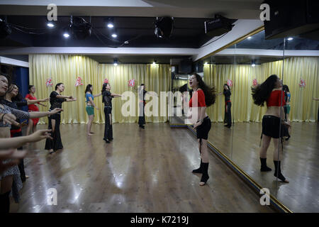 Chongqing, Chongqing, China. 14 Sep, 2017. Chongqing, China, 14. September 2017: (redaktionelle Verwendung. CHINA). Yang Xi'ou, ein acht Monate schwanger Frau, lehrt Bauchtanz an einem Tanz Studio im Südwesten Chinas Chongqing, September 14th, 2017. Yang ist der Gründer der Tanz Studio. Sie sagte, sie würde weiterhin Unterricht Bauchtanz bis Ende September. Credit: SIPA Asien/ZUMA Draht/Alamy leben Nachrichten Stockfoto