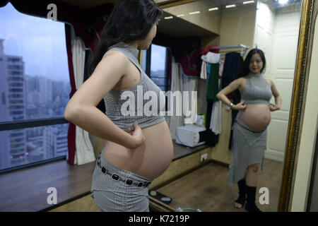 Chongqing, Chongqing, China. 14 Sep, 2017. Chongqing, China, 14. September 2017: (redaktionelle Verwendung. CHINA). Yang Xi'ou, ein acht Monate schwanger Frau, lehrt Bauchtanz an einem Tanz Studio im Südwesten Chinas Chongqing, September 14th, 2017. Yang ist der Gründer der Tanz Studio. Sie sagte, sie würde weiterhin Unterricht Bauchtanz bis Ende September. Credit: SIPA Asien/ZUMA Draht/Alamy leben Nachrichten Stockfoto