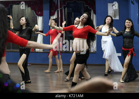 Chongqing, Chongqing, China. 14 Sep, 2017. Chongqing, China, 14. September 2017: (redaktionelle Verwendung. CHINA). Yang Xi'ou, ein acht Monate schwanger Frau, lehrt Bauchtanz an einem Tanz Studio im Südwesten Chinas Chongqing, September 14th, 2017. Yang ist der Gründer der Tanz Studio. Sie sagte, sie würde weiterhin Unterricht Bauchtanz bis Ende September. Credit: SIPA Asien/ZUMA Draht/Alamy leben Nachrichten Stockfoto